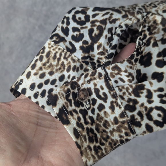 Chico's Size 1 (US Size 8-10) Leopard Print Button Down Blouse Soft Polyester - Picture 4 of 10